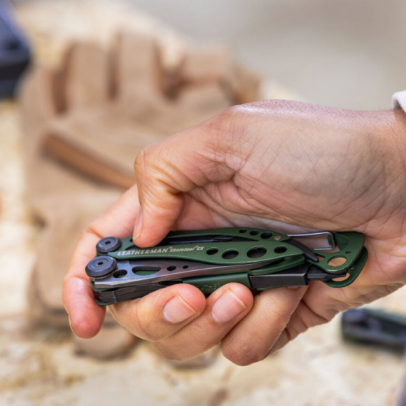 Мультитул с плокогубцами и инструментами LEATHERMAN Skeletool CX Green (Multi-tool)