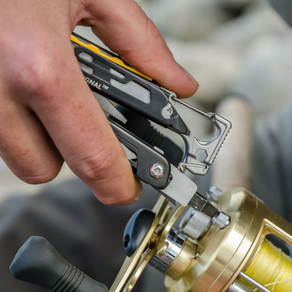 Мульти-инструмент с плоскогубцами и ножом LEATHERMAN Signal Coyote Tan (Multi-Tool)