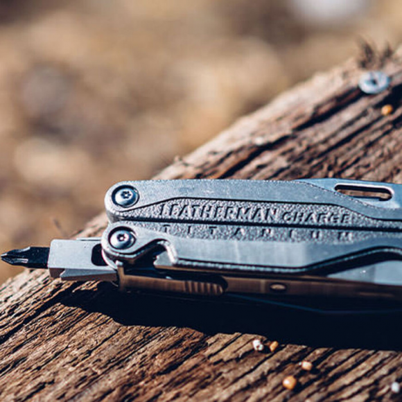 Мультитул из титана с плоскогубцами LEATHERMAN Charge Plus TTI
